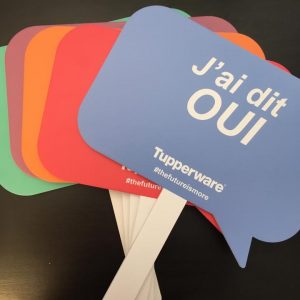 Impression affichette découpée à la forme, fixé sur un baton